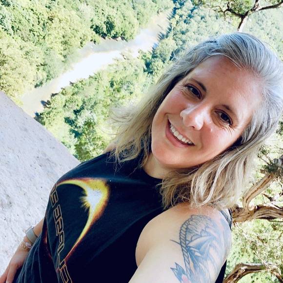 Meet your Posher, Leesa - Picture 1 of 1